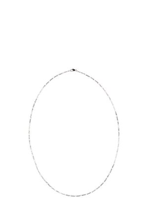 Hopeaketju, joka on valmistettu hopeasta ja jossa on sileä pinta, yhdistetyillä linkeillä, hienovaraisella kierretyllä muotoilulla ja turvallisella kiinnityksellä.