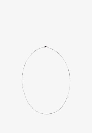 Stříbrný řetízek s hladkým povrchem, obsahující vzájemně propojené články, jemně zkroucený design a bezpečné zapínání.