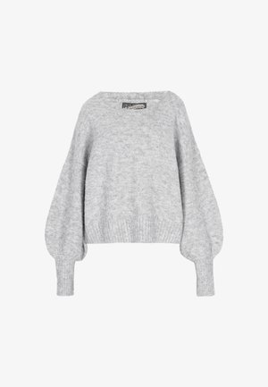 Pulover tricotat cu fir pufoș, de culoare gri deschis, cu mâneci tip balon și manșete și tiv cu nervuri, având un mic eticheta a mărcii la guler.