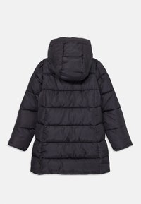 Zwarte, poffige winterjas met een afneembare capuchon, met horizontaal gestikte secties en lange mouwen. Zachte textuur, minimale details.