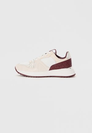 Sneaker beige e bianco con accenti color bordeaux, design con lacci e suola bianca spessa, mostrato di lato su uno sfondo semplice.