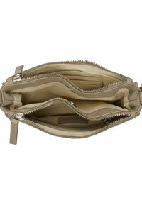 Beige lædertaske med tre lynlåslommer, der har en glat overflade og opbevaringslommer indeni.