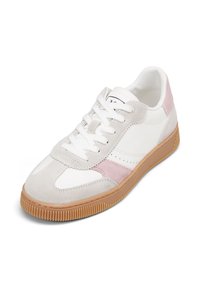 Weißer Sneaker mit hellgrauen und rosa Wildleder-Akzenten, ausgestattet mit Schnürsenkeln und einer strukturierten Gummi-Sohle, im Winkel dargestellt, um Details und Form zu zeigen.