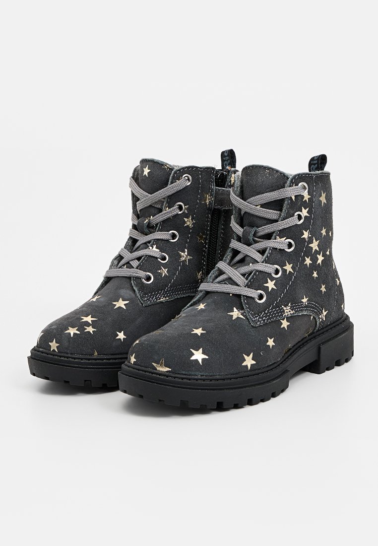 Schwarze Stiefeletten mit goldenen Sternmustern. Aus strukturiertem Material, mit schnürbarem Vorderteil und seitlichem Reißverschluss. Gummisohle mit Profil.