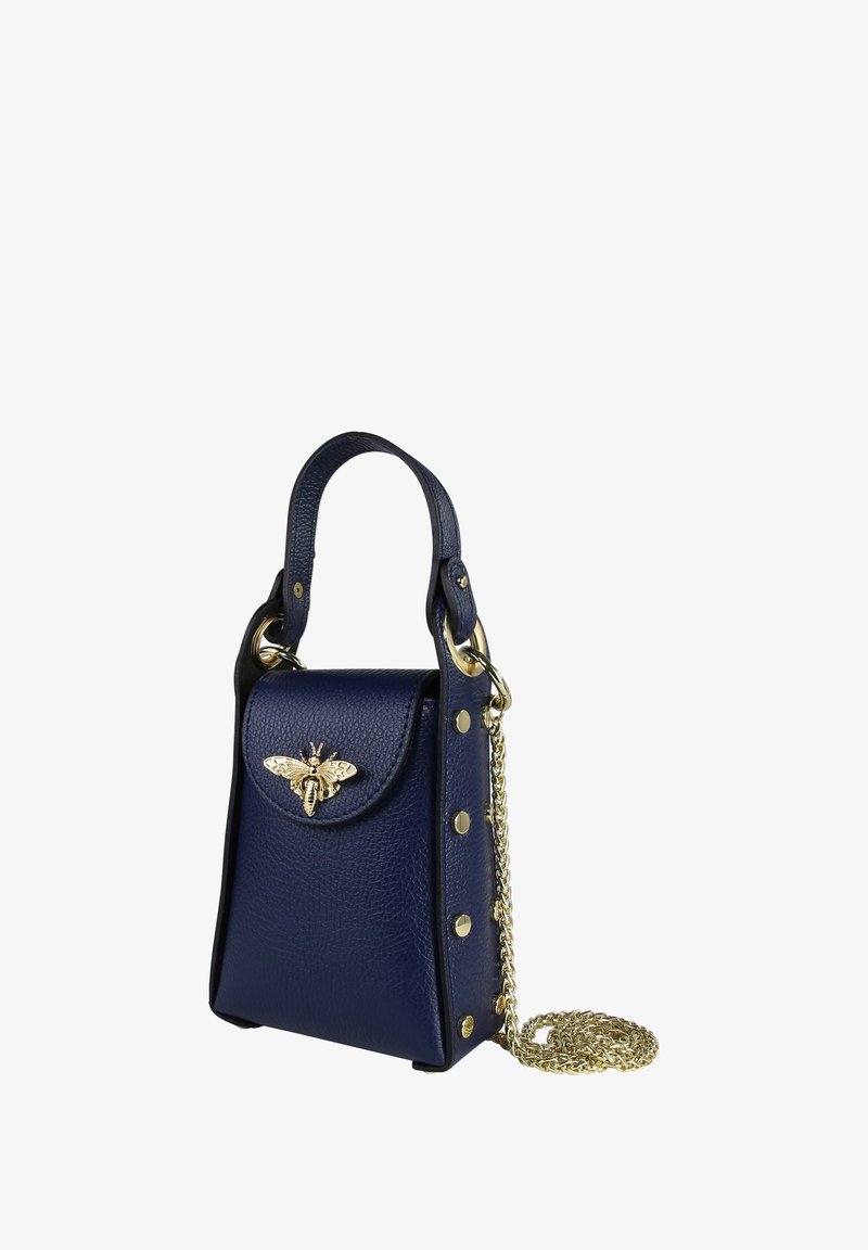 Marineblauwe leren handtas met gouden bij-embleem, korte handgreep, kettingriem en met studs versierde accenten. Rechthoekige vorm en gestructureerde afwerking.