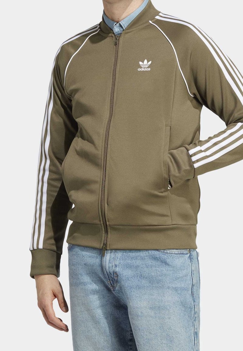 Kurtka na zamek w kolorze oliwkowej zieleni z białymi paskami na rękawach, ściągaczami na mankietach i kołnierzu; z haftowanym logo na piersi.