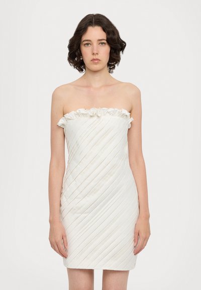 Strapless witte jurk met een geraffineerde halslijn en diagonale plooien. Gemaakt van een gladde, satijnachtige stof, tot de knie, met een aansluitende silhouette.