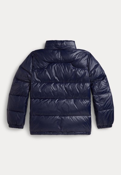 Veste d'hiver matelassée bleu marine avec manches longues, col montant et poignets élastiques, vue de dos sur fond blanc.