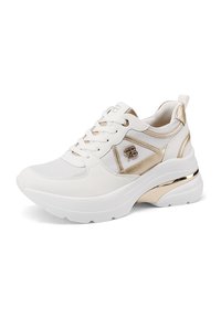 Sneaker bianco con accenti dorati, mesh testurizzato e pelle liscia, suola spessa, punta rotonda e design con lacci. Presenta dettagli metallici.