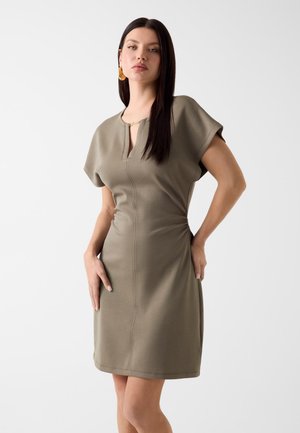 Guess MINI-LOGO DRESS - Robe en jersey - olivgrün