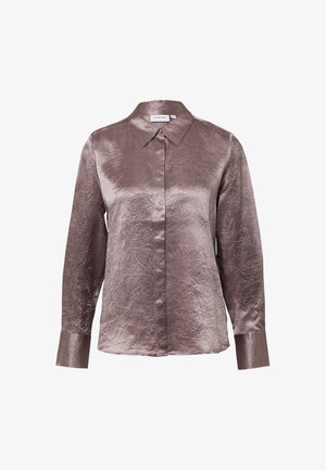 Langarmbluse mit Kragen aus crinkle-maulbeerfarbenem Stoff. Mit durchgehender Knopfleiste und geknöpften Ärmeln, die eine glatte, glänzende Textur aufweisen.
