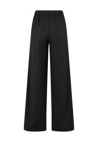 Zwarte wijde broek met een elastiche tailleband, gemaakt van zachte stof, met een losse pasvorm en zonder zichtbare patronen of hardware.