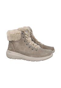 Botas de tobillo de gamuza beige con cuello de pelo sintético, diseño de cordones y acolchado. Suela de goma etiquetada como "ULTRA GO."