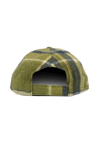 Vue arrière d'une casquette de baseball en laine à carreaux verts et bleu marine, avec une sangle ajustable et une boucle recouverte de tissu.