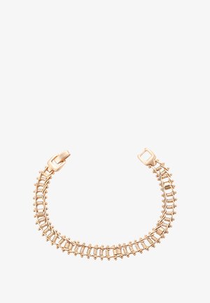 Gouden bracelet met een design van dubbele schakels, textuur van rechthoekige schakels en een klipsluiting op een witte achtergrond.