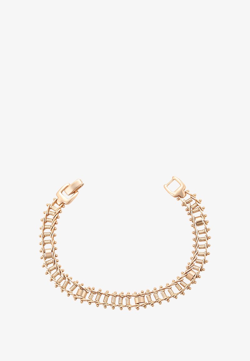 Zlatý náramek s dvojitou spojenou řetězcovou konstrukcí, texturovanými obdélníkovými články a zapínáním na klip na bílém pozadí.