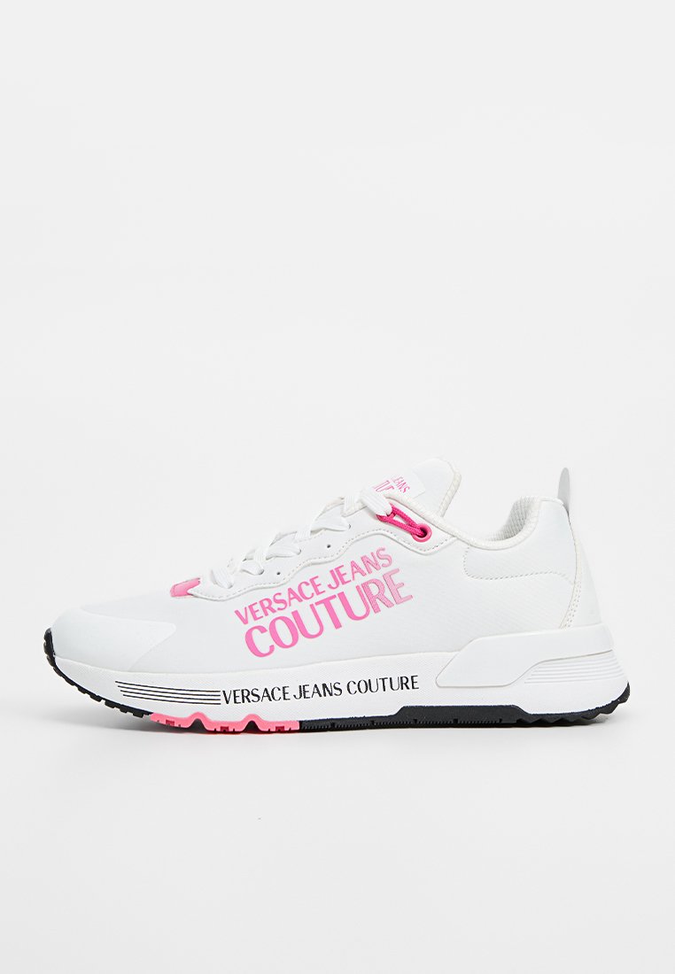 Zapatillas de Versace Jeans Couture blancas con acentos en rosa, texto de marca en el lateral y la suela, y una suela de goma negra y rosa.