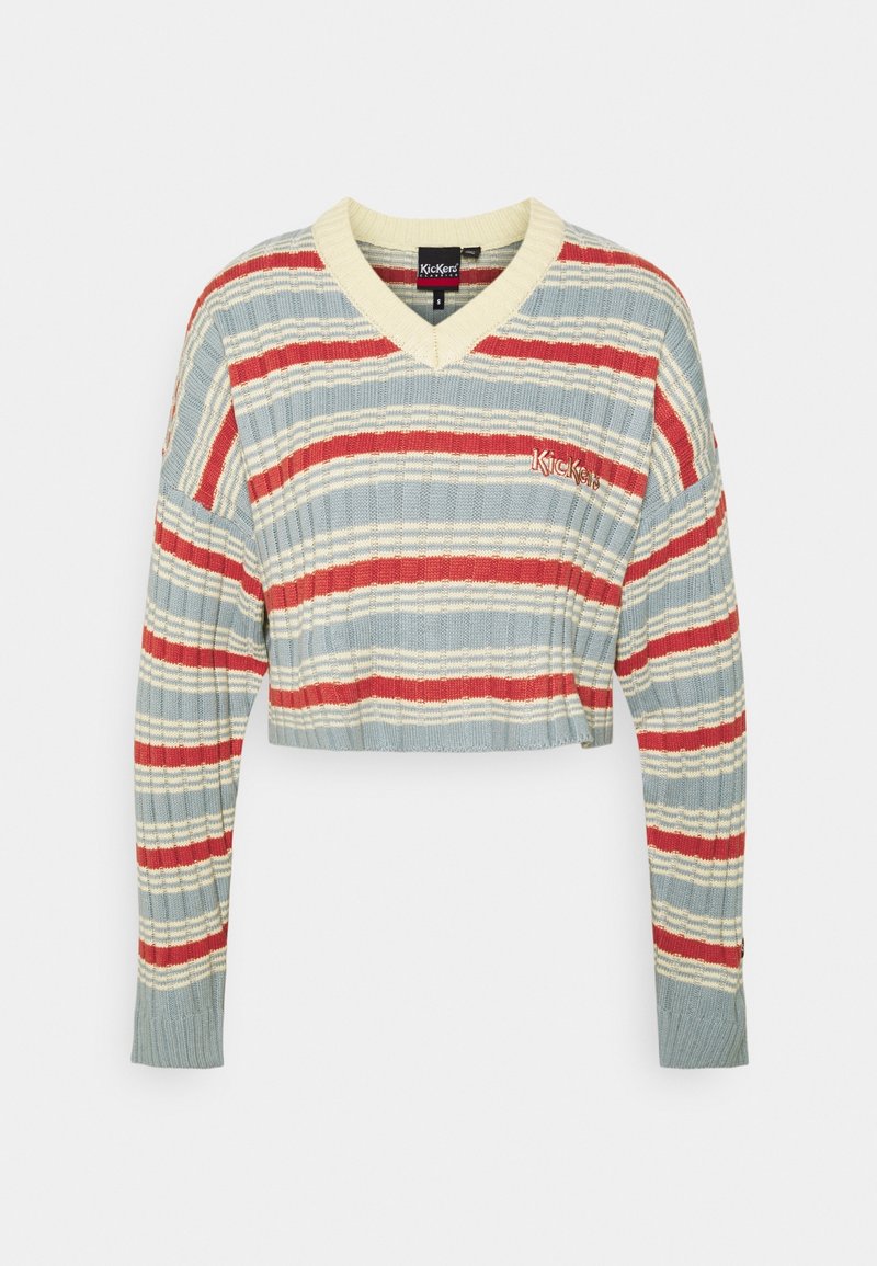 Pull cropped rayé en bleu clair, rouge et crème. Il présente un col en V, une texture côtelée et un logo brodé sur la poitrine gauche.