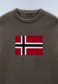 Strickpullover in Olivgrün mit einem norwegischen Flaggenmotiv in Rot, Weiß und Marineblau. Rundhalsausschnitt, strukturierter Stoff.