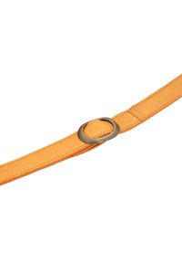 Cintura in pelle arancione con una texture liscia, dotata di una fibbia metallica rotonda in tono bronzo. Il cinturino è piatto e affusolato.