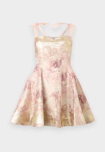 Rochie fără mâneci în formă de A, cu panglici roz la umeri, având modele florale și figurative roz și aurii pe un fundal deschis lucios.