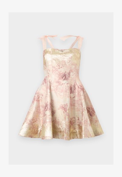 Rochie fără mâneci în formă de A, cu panglici roz la umeri, având modele florale și figurative roz și aurii pe un fundal deschis lucios.