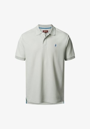 Polo shirt gris clair en tissu texturé, avec un logo de cheval bleu sur la poitrine gauche et un accent bleu contrasté au bas latéral.