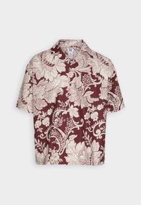 Camicetta a maniche corte color borgogna con un motivo floreale e paisley bianco, dotata di una chiusura con bottoni frontale e una tasca sul petto.