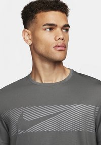 Nike Performance Camiseta deportiva - iron grey
