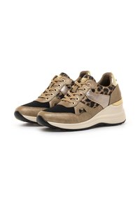 Zapatillas deportivas con una mezcla de metálico dorado, malla negra y acentos de estampado de leopardo. Presentan una puntera redondeada, suela gruesa y diseño de cordones.