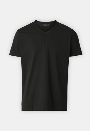 Schwarzes T-Shirt mit kurzen Ärmeln und V-Ausschnitt, aus glattem Stoff gefertigt, mit seitlichen Schlitzen für Bewegungsfreiheit, minimalistischem Stil.