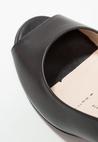 Peter Kaiser Wide Fit Escarpins à bout ouvert - black