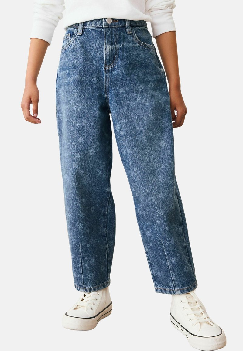 Jeans in denim blu a vita alta con un motivo floreale sbiadito, taglio dritto e un classico design a cinque tasche, abbinati a sneaker bianche.