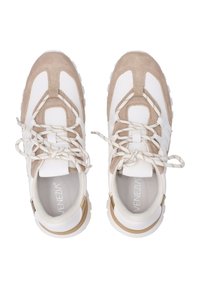 Sportliche Sneakers aus beigem Wildleder und weißem Mesh-Obermaterial, runde Zehenform, mit Schnürdesign, strukturierter Gummisohle und dezenten goldenen Akzenten an der Ferse.