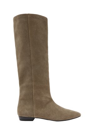 Wysoki zamszowy damski kozak w kolorze taupe z niskim obcasem i spiczastym noskiem, pokazany z profilu na białym tle.