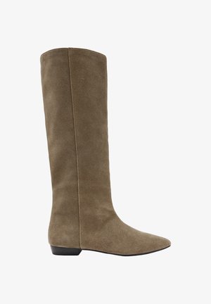 Wysoki zamszowy damski kozak w kolorze taupe z niskim obcasem i spiczastym noskiem, pokazany z profilu na białym tle.