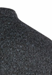 Donkergrijze gebreide trui met een gestructureerde afwerking, voorzien van een hoge kraag en subtiele variaties in tinten door de stof.