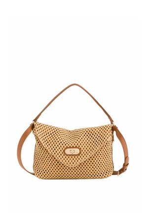 Bolso tejido beige con solapa plegable, correa ajustable de cuero marrón para el hombro y cierre de broche dorado en la parte frontal.