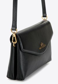 Bolso de mano de cuero negro con acabado texturizado, herrajes dorados, tapa con solapa y logo de la marca grabado en la parte frontal. Incluye una correa ajustable.