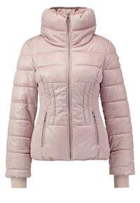 Veste matelassée rose clair avec col montant, fermeture éclair devant, deux poches zippées et couture cintrée à la taille, présentée sur fond blanc.