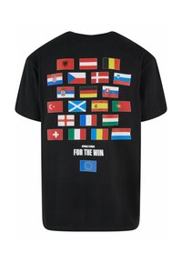 T-shirt noir avec 21 drapeaux de pays européens et un drapeau de l'UE en dessous du texte "POUR LA VICTOIRE" et "UPSCALE STUDIOS" au dos.
