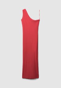 Rotes, geripptes, einseitig trägerloses Langkleid mit einem dünnen Träger auf einer Seite und einem breiten Träger auf der anderen Seite, flach auf einem hellen Hintergrund ausgelegt.