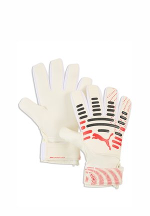 Coppia di guanti da portiere bianchi con motivi di grip rossi e neri e cinturini regolabili al polso, con logo Puma rosso sul dorso della mano.