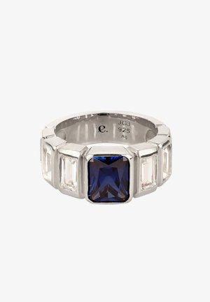 Zilveren ring van sterling zilver met in het midden een grote, diepblauwe vierkante steen, geflankeerd door rechthoekige heldere stenen, met een gepolijste afwerking.
