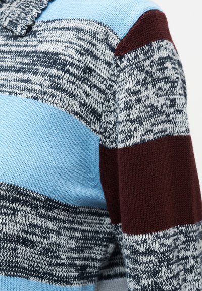 Strikket genser med horisontale striper i lys blå, marineblå, grå og burgunder. Myk tekstur med rund hals og subtile mønstre.