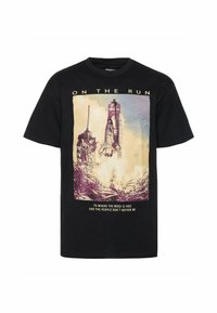 Sort bomulds T-shirt med grafisk tryk af raketter mod en pastelfarvet baggrund, med teksten "ON THE RUN" og en yderligere slogan nedenfor.