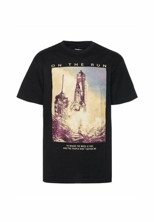 Tricou din bumbac negru, cu un imprimeu grafic de rachete pe un fundal pastelat, având textul "ÎN CURSĂ" și un slogan suplimentar dedesubt.