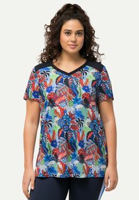 Camisa de cuello en V de manga corta con un vibrante estampado floral y abstracto en rojo, azul, verde y negro, con acentos en navy en los hombros.