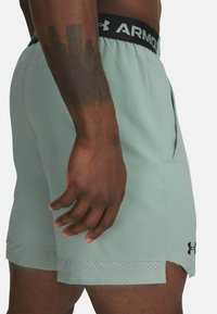 Under Armour VANISH WOVEN - Športne kratke hlače - silica green