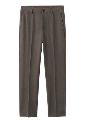 Pantalones de vestir grises hechos de tela suave, con un diseño de pierna recta, cinturilla con trabillas para cinturón y bolsillos laterales.